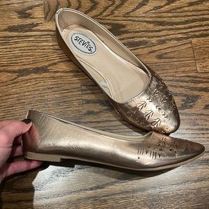 Stevie size 4. Rise gold flats